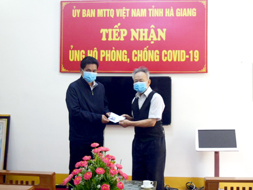 Ủy ban MTTQ tỉnh tiếp nhận số tiền ủng hộ của cụ Phạm Lễ Cường.