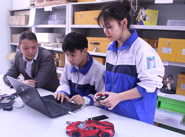 Học sinh Trường THPT Chuyên nghiên cứu máy đo gia tốc.