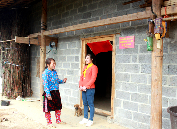Ngôi nhà mới của gia đình chị Giàng Thị Và (trái), thôn Lèn Sang.