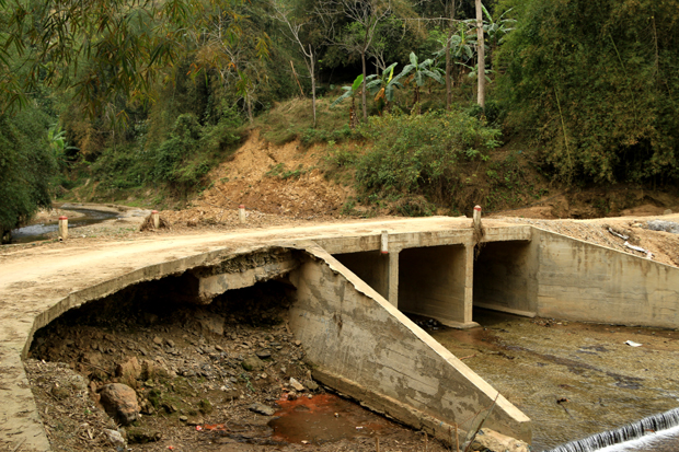Một bên đường dẫn lên cầu Thâm Tiềng bị hở hàm ếch tiềm ẩn nguy hiểm cho người và phương tiện qua lại.