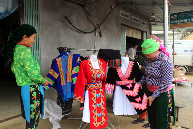Liên kết thêu, may trang phục dân tộc Mông mang lại cho phụ nữ xã Tả Ván nguồn thu ổn định.                  Ảnh: TƯ LIỆU
