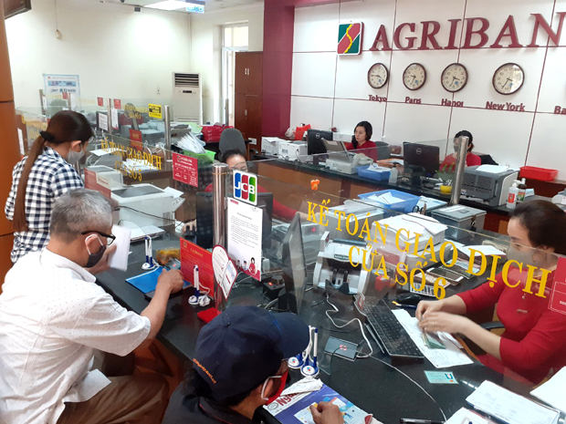 Khách hàng giao dịch tại Hội sở Agribank.