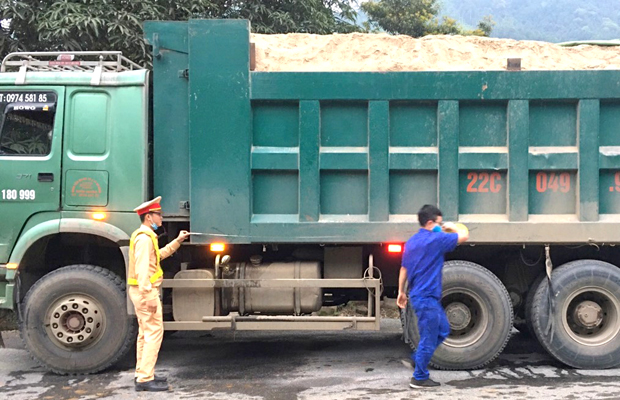 Lực lượng chức năng kiểm tra, xử lý ô tô tự cơi nới thành, thùng xe lưu thông trên Quốc lộ 4C.