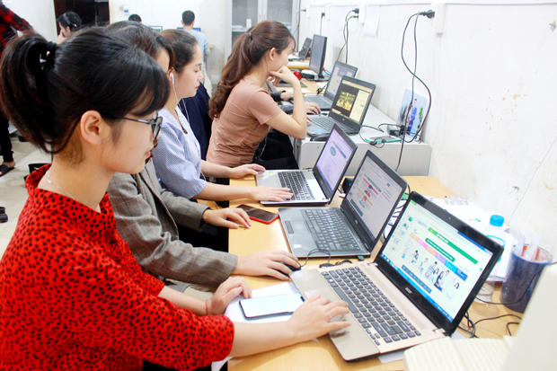 Nhân viên Trung tâm Anh ngữ Language Link Hà Giang chuẩn bị khai giảng khóa học.