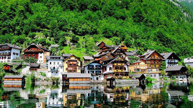 Làng Hallstatt - Áo: Nếu được hỏi ngôi làng nào thịnh vượng nhất thế giới thì chắc chắn danh sách đó không thể thiếu Hallstatt - Ngôi làng của sự sung túc và giàu sang của đảo muối.