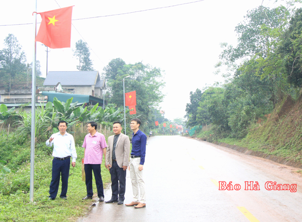 Lãnh đạo huyện kiểm tra tuyến đường điện tại xã Tân Bắc.