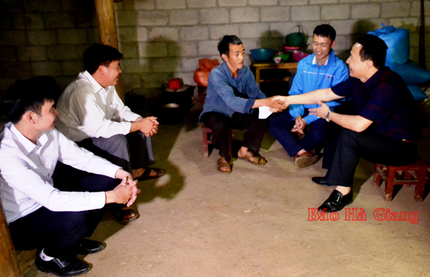 Gia đình ông Hờ Mí Và, thôn Pải Lủng vui mừng khi được nhận quà của Đoàn công tác.