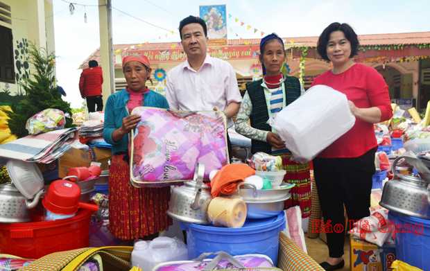 Lãnh đạo Báo Hà Giang và Đoàn từ thiện Hà Nội tặng quà cho hộ nghèo tại xã Lũng Pù.