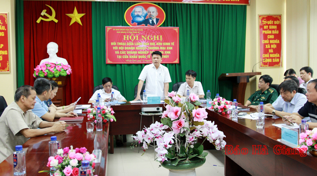 Trưởng BQL Khu kinh tế tỉnh Hoàng A Chinh kết luận buổi đối thoại.