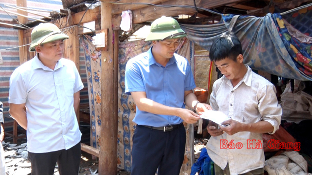 Lãnh đạo huyện hoàng Su Phì thăm hỏi, động viên người dân bị thiệt hại tại xã Tụ Nhân.