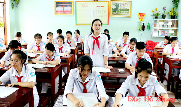 Tấm gương sáng trong học tập và rèn luyện Đội, Đỗ Khánh Nhi (đứng), Trường THCS Yên Biên, thành phố Hà Giang