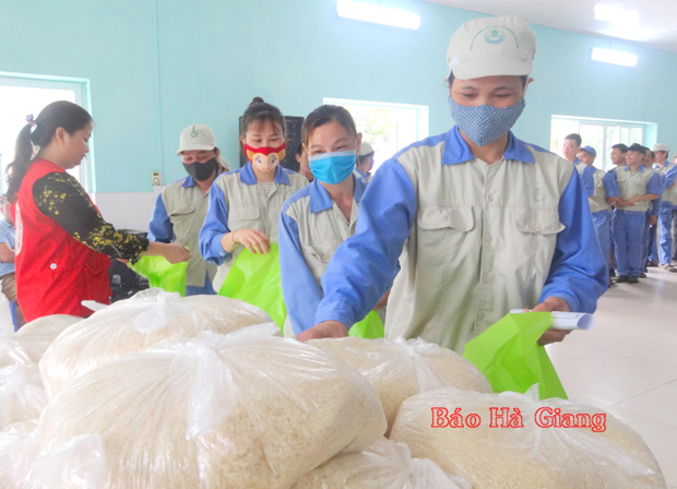 Công nhân Khu Công nghiệp Bình Vàng (Vị Xuyên) phấn khởi tham gia ngày Chợ nhân đạo.
