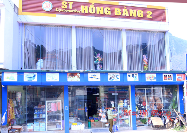 Một cửa hàng tại thị trấn Đồng Văn vắng người do tác động của dịch Covid-19.