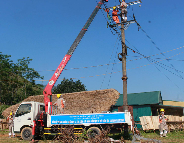 Công ty Điện lực Hà Giang diễn tập sử lý sự cố do mưa bão gây ra tại xã Tân Bắc, Quang Bình.