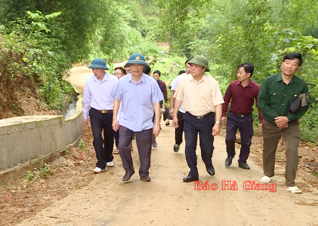 Phó Bí thư Thường trực Tỉnh ủy, Chủ tịch HĐND tỉnh Thào Hồng Sơn cùng đoàn công tác kiểm tra công trình thủy nông Nà Pô, xóm Nà Tàn, xã Nậm Ban.