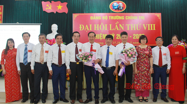 Đồng chí Sèn Chỉn Ly, Ủy viên BTV Tỉnh ủy, Trưởng Ban Tuyên giáo Tỉnh ủy và đồng chí Trương Văn Thắng, Bí thư Đảng ủy Khối Cơ quan – Doanh nghiệp tỉnh tặng hoa chúc mừng BCH Đảng bộ Trường Chính trị tỉnh nhiệm kỳ 2020-2025.