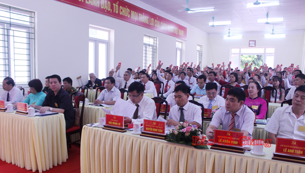 Đại biểu biểu quyết thông qua danh sách đại biểu tham gia BCH Đảng bộ phường lần thứ XII, nhiệm kỳ 2020 – 2025.