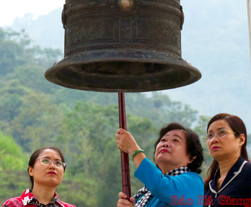 Nguyên Phó Chủ tịch nước Trương Mỹ Hoa thỉnh chuông tưởng nhớ các Anh hùng liệt sỹ trên Điểm cao 468.
