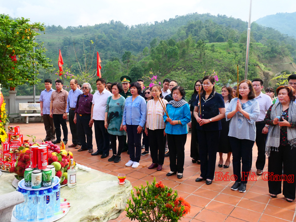 Đồng chí Trương Mỹ Hoa cùng đoàn công tác dâng hoa, thắp hương tưởng nhớ các Anh hùng liệt sỹ trên Điểm cao 468.