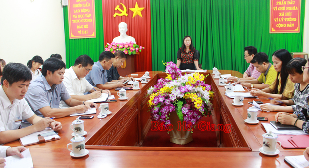 Đồng chí Đặng Ái Xoan, Phó Trưởng ban Tuyên giáo Tỉnh ủy phát biểu tại hội nghị