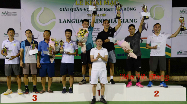 Ban tổ chức trao các giải Nhất, Nhì, Ba cho các vận động viên Hạng A