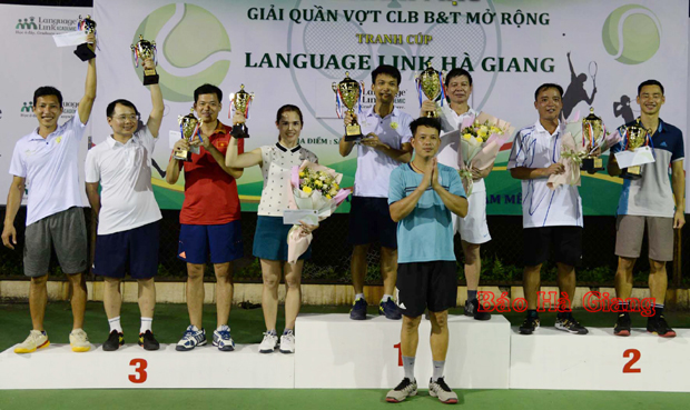 Ban tổ chức trao các giải Nhất, Nhì, Ba cho các vận động viên Hạng B