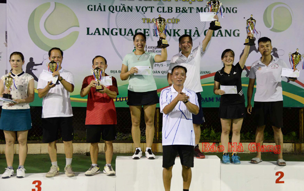 Ban tổ chức trao các giải Nhất, Nhì, Ba cho các vận động viên Hạng C