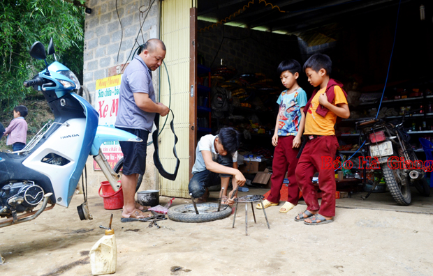 Anh Nông Văn Choóng (trái) thôn Khau Vai A, xã Khau Vai (Mèo Vạc) hướng dẫn các cháu trong thôn sửa chữa xe máy.