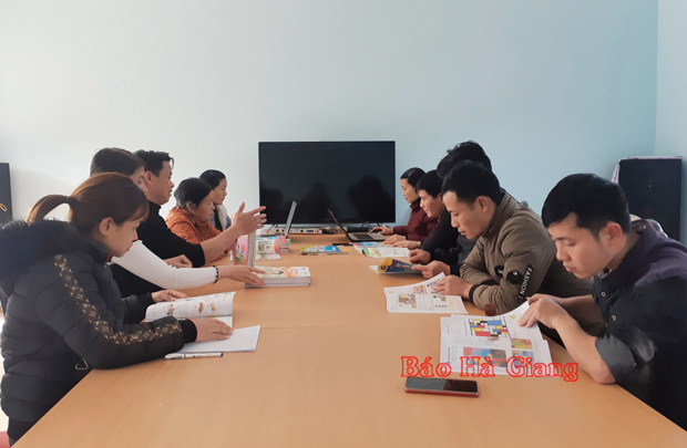 Giáo viên Trường PTDT Bán trú Tiểu học Nàn Ma (Xín Mần) lựa chọn sách giáo khoa lớp 1 theo chương trình mới.