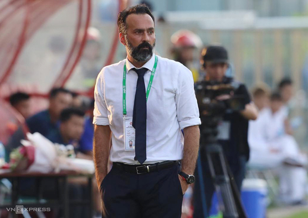 HLV Fabio Lopez "bay ghế" khi chỉ thắng được một trong năm trận dẫn dắt Thanh Hoá.