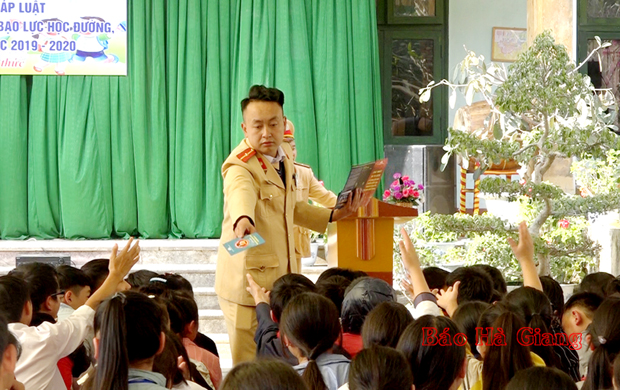 Công an Đồng Văn tuyên truyền pháp luật cho học sinh Trường Nội trú huyện.