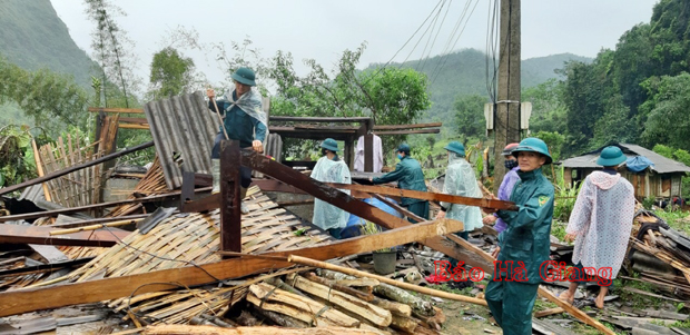 Các lực lượng hỗ trợ người dân thôn Lũng Vầy, xã Minh Sơn (Bắc Mê) khắc phục hậu quả thiên tai.