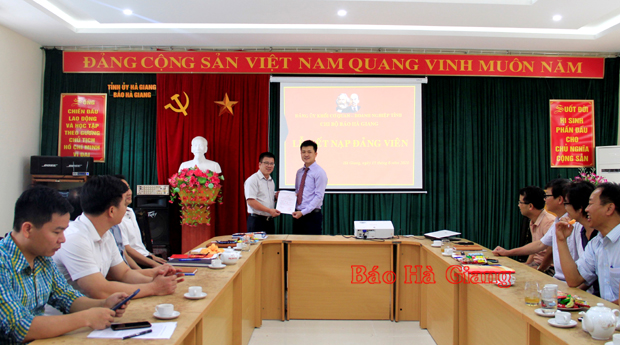  Bí thư Chi bộ, Tổng biên tập Báo Hà Giang Nguyễn Trung Thu trao Quyết định kết nạp Đảng của Đảng ủy Khối Cơ quan – Doanh nghiệp cho đảng viên mới