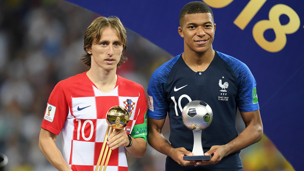 Modric (trái) khuyên Mbappé (phải) rời PSG 