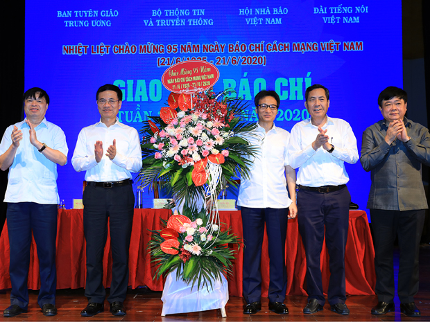 Phó Thủ tướng Vũ Đức Đam tặng lẵng hoa chúc mừng Ngày Báo chí Cách mạng Việt Nam.