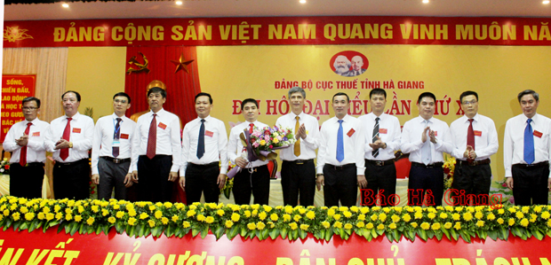  Lãnh đạo Đảng ủy Khối Cơ quan – Doanh nghiệp tỉnh tặng hoa chúc mừng BCH Đảng bộ Cục Thuế tỉnh khóa X, nhiệm kỳ 2020 – 2025.