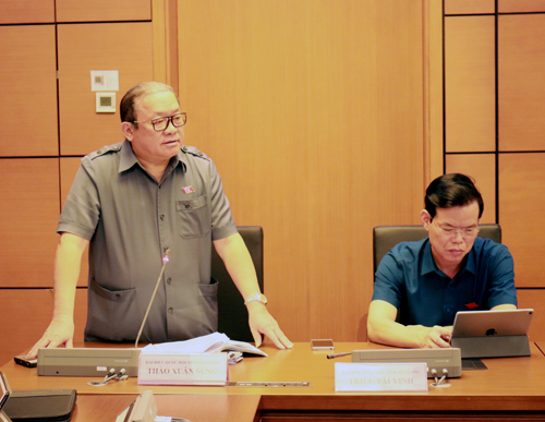 Đại biểu Thào Xuân Sùng, Chủ tịch Hội Nông dân Việt Nam thảo luận