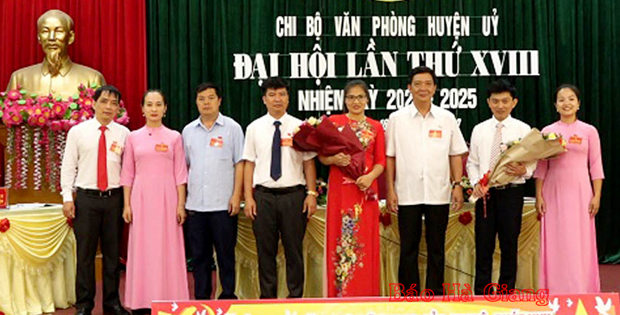 Thường trực Huyện ủy Yên Minh tặng hoa chúc mừng Chi ủy khóa mới và đoàn đại biểu đi dự đại hội cấp trên