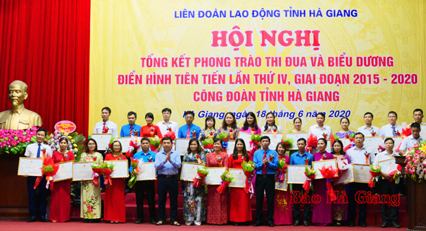 Phó Bí Thư Tỉnh ủy Nguyễn Mạnh Dũng và Chủ tịch LĐLĐ tỉnh Nguyễn Văn Chung trao Bằng khen của LĐLĐ tỉnh cho 30 tập thể có thành tích xuất sắc trong phong trào thi đua giai đoạn 2015 – 2020.