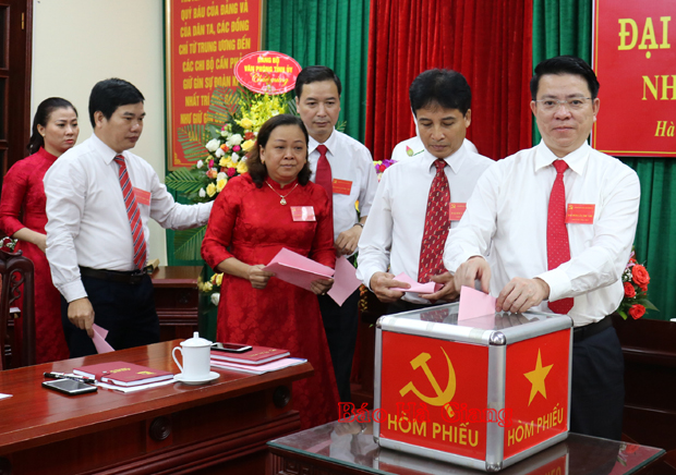 Các đại biểu tham gia bỏ phiếu bầu Chi ủy Chi bộ Ban Dân vận Tỉnh ủy.