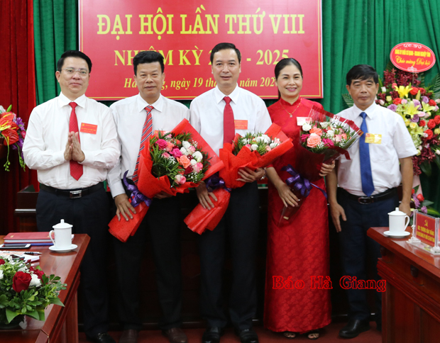 Đồng chí Trần Mạnh Lợi, Trưởng Ban Dân vận Tỉnh ủy và đồng chí Trương Văn Thắng, Bí thư Đảng ủy Khối Cơ quan - Doanh nghiệp tỉnh chúc mừng Chi ủy khóa VIII, Ban Dân vận Tỉnh ủy.