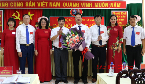 Lãnh đạo Đảng ủy Khối Cơ quan – Doanh nghiệp tỉnh tặng hoa chúc mừng Ban Chấp hành Đảng bộ Sở Tài chính khóa mới