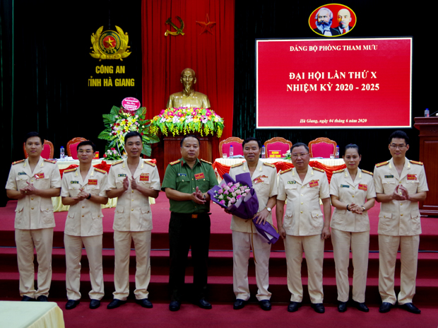 Đại tá Phan Huy Ngọc, Bí thư Đảng ủy, Giám đốc Công an tỉnh chúc mừng thành công Đại hội Đảng bộ Phòng Tham mưu.