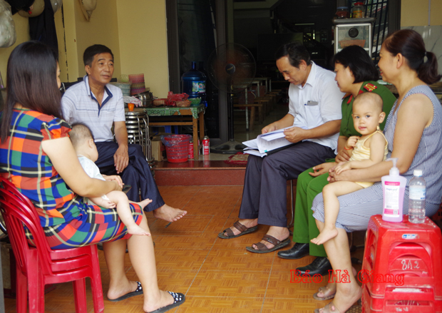 Ông Phạm Ngọc Ba (phải) vận động nhân dân giữ gìn ANTT.