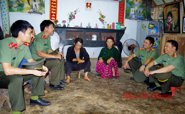 Cán bộ, chiến sĩ Phòng An ninh đối nội, tuyên truyền pháp luật cho đồng bào vùng cao.