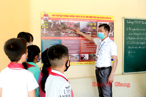 Học sinh Trường Phổ thông Dân tộc bán trú Tiểu học Lùng Tám tìm hiểu về phòng, chống thiên tai.