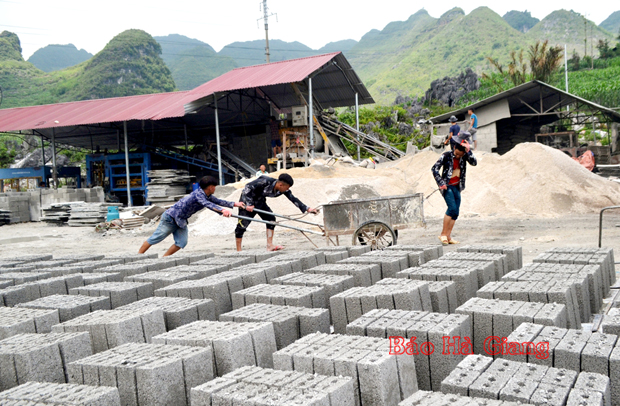 Hợp tác xã Hoa Long (tổ 3, thị trấn Mèo Vạc) giải quyết việc làm thường xuyên cho 15 lao động địa phương.