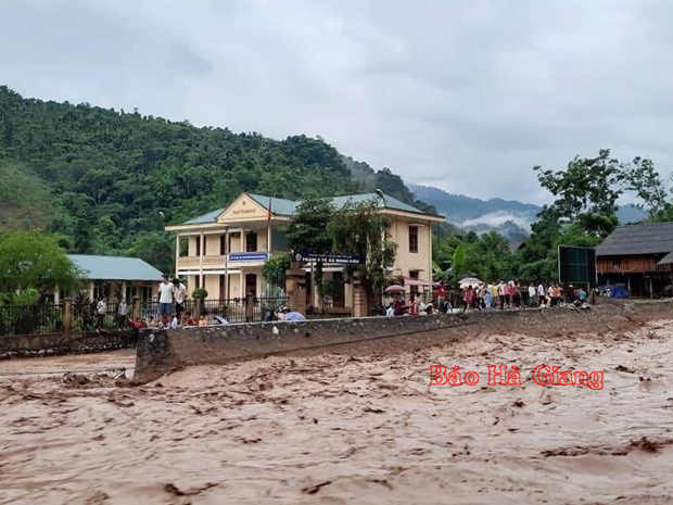 Nước lũ đã cuốn trôi nhiều hoa màu, tài sản của người dân, tại trung tâm xã Minh Sơn.