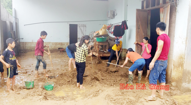 Người dân và các lực lượng chức năng khắc phục hậu quả sau đợt mưa lũ, tại thôn Ngọc Trì, xã Minh Sơn.