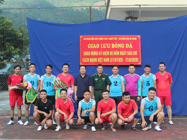 Lãnh đạo hai đơn vị tặng hoa, cờ lưu niệm cho hai đội bóng